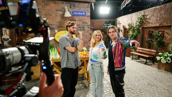 S&auml;nger Vincent Gross (rechts) soll bei der ARD-Serie "Rote Rosen" mitspielen. - &copy; Philipp Schulze/dpa