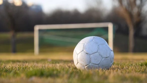 Schwerer Verdacht: In mehreren Ruhrgebietsvereinen soll ein Fußballtrainer Kinder und Jugendliche missbraucht haben (Foto Illustration) - © Tobias Hase/dpa