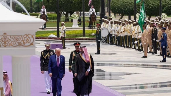 Der Kronprinz empfing den Gast aus Amerika mit allerlei Pomp. - © Alex Brandon/AP/dpa