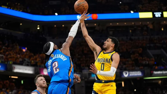 Tyrese Haliburton (rechts) ging angeschlagen in die Partie und lieferte. - © Abbie Parr/AP/dpa