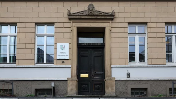 Blick auf den Eingang des Landgerichts Detmold. Ein 25-Jähriger ist wegen eines versuchten Mordes angeklagt. (Archivbild) - © Friso Gentsch/dpa