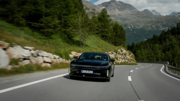 Das Elektroauto von Lucid auf der Fahrt durch die Alpen - mit einer Elektroladung kam es so weit wie noch kein anderes Auto auf den Stra&szlig;en. - &copy; Dominic Fraser/Lucid Motors /dpa