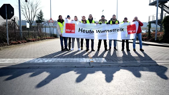 Warnstreikende am Kölner Briefzentrum. - © Federico Gambarini/dpa