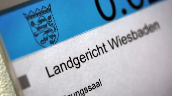 Das Landgericht Wiesbaden stellt ein Cum-Ex-Verfahren gegen eine Millionenzahlung ein (Archivbild) - &copy; Fredrik von Erichsen/dpa