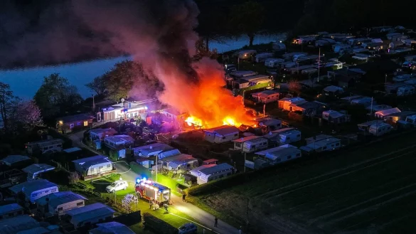 Am Harkortsee gerieten mehrere Campingwagen in Flammen. - © Alex Talash/dpa