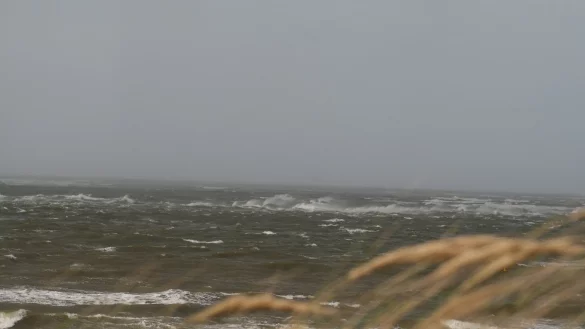 Der erste Herbststurm erreicht Norderney. - &copy; Kai Moorschlatt/dpa