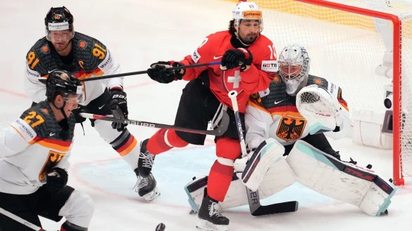 Gegen Deutschland steht der Schweizer Routinier Andres Amb&uuml;hlvor seinem 145. WM-Einsatz - &copy; Darko Vojinovic/AP/dpa