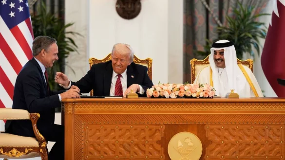 Boeing-Chef Kelly Ortberg unterzeichnete die Vereinbarung im Beisein von US-Präsident Donald Trump. - © Alex Brandon/AP/dpa