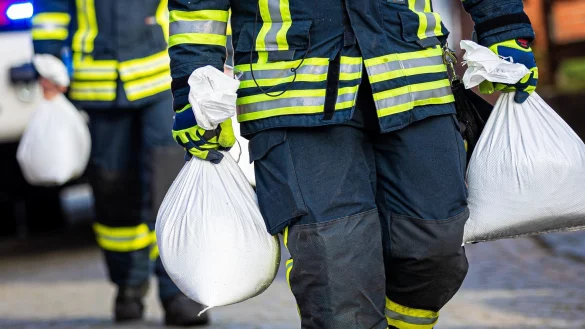 Feuerwehren rufen die Bevölkerung dazu auf, sich besser auf Naturkatastrophen vorzubereiten. (Archivbild) - © Moritz Frankenberg/dpa