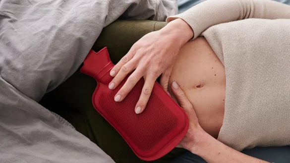 Die Periode ist die pure Qual: Endometriose-Betroffene haben oft starke Schmerzen im Unterleib. - © Annette Riedl/dpa/dpa-tmn