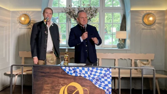 Der Liedermacher Oimara alias Beni Hafner und Wiesn-Chef Christian Scharpf (SPD) freuen sich auf die Wiesn. - © Sabine Dobel/dpa