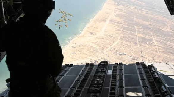 Der Blick nach unten zeigt die Zerst&ouml;rung. - &copy; Sven K&auml;uler/dpa