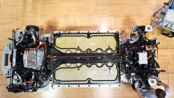 Elektroauto in der Herstellung. Die braucht in der Regel - vor allem wegen der Batterie - mehr CO2 als bei einem Verbrenner, im Betrieb wird das aber mehr als ausgeglichen. (Archivbild) - &copy; Sebastian Kahnert/dpa