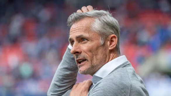 Rätselt manchmal über die Schalker Leistungsschwankungen: Trainer Kees van Wonderen - © Armin Weigel/dpa