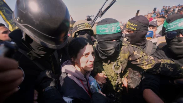 Die Deutsch-Israelin Arbel Yehud bei der Übergabe im Gazastreifen. - © Abdel Kareem Hana/AP/dpa