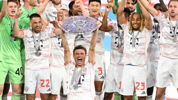 Thomas Müller reckte als erster Bayern-Spieler die Schale in die Höhe. - © Sven Hoppe/dpa