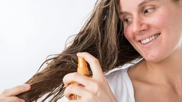 Pflegeprodukte wie Conditioner versorgen das Haar mit Feuchtigkeit und helfen bei Verfilzungen. - © Christin Klose/dpa-tmn
