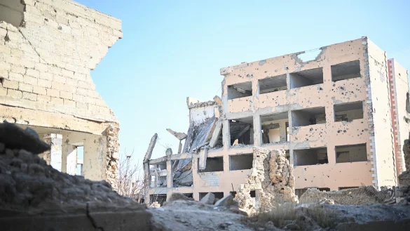 In vielen Regionen Syriens sind die Häuser aufgrund von Kriegsschäden unbewohnbar, wie hier in Dschubar, einem Viertel der Hauptstadt Damaskus. - © Sebastian Gollnow/dpa