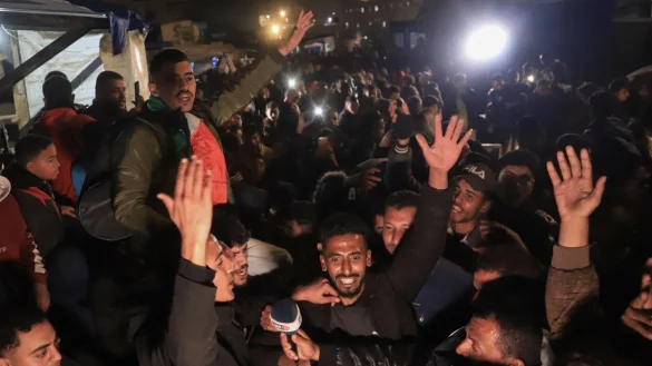 Freude im Gazastreifen: Die Waffen sollen schweigen. - © Mariam Dagga/AP/dpa