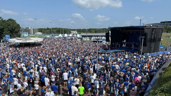 Gewaltiger Fan-Zuspruch am &laquo;Schalke-Tach&raquo; - &copy; Carsten Lappe/dpa