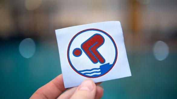 Das Schwimmabzeichen Bronze, auch Freischwimmer genannt, ist wichtig f&uuml;r kleine Schwimmer. Doch bei der Pr&uuml;fung sind die Auslegung und die Vorgehensweise keinesfalls &uuml;berall gleich, wie eine Studie zeigt. (Archivbild) - &copy; Sina Schuldt/dpa