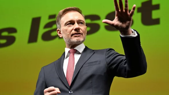 FDP-Vorsitzender Christian Lindner wurde bei einem Wahlkampfauftritt beworfen. - © Bernd Weißbrod/dpa