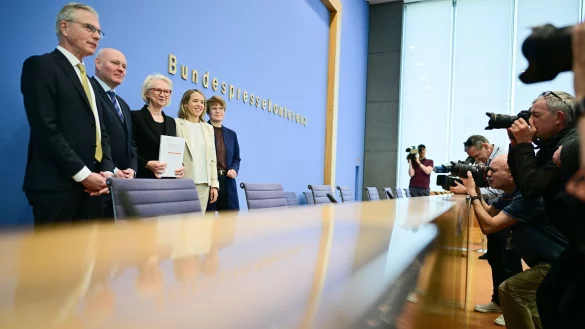 Die Wirtschaftsweisen Martin Werding (v.l.), Achim Truger, Monika Schnitzer (Vorsitzende), Ulrike Malmendier und Veronika Grimm haben keine guten Nachrichten für die Regierung. - © Sebastian Christoph Gollnow/dpa
