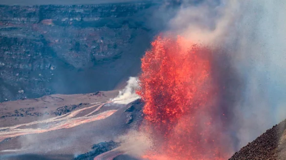 Der Kilauea spuckte Lavafont&auml;nen rund 100 Meter hoch in den Himmel. - &copy; C. Cauley/U.S. Geological Survey/AP/dpa
