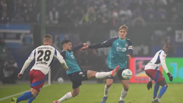 Nicht hochklassig, aber umkämpft: Top-Duell HSV gegen Köln. - © Marcus Brandt/dpa