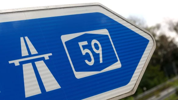 Die Autobahn wird bis Montagmorgen in beiden Richtungen wegen Bauarbeiten gesperrt. - © Roland Weihrauch/dpa