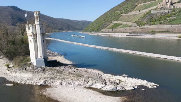 Der Wasserstand am Rhein fällt weiter. - © Boris Roessler/dpa