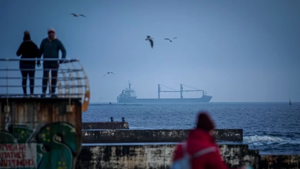Ein Frachter läuft aus dem Hafen von Odessa auf das Schwarze Meer aus. (Archivbild) - © Kay Nietfeld/dpa