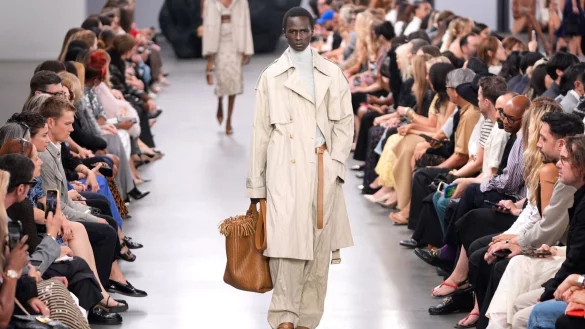 Besonders beliebt ist in diesem Jahr der Layering-Look zum Beispiel mit weiten Hosen, der bei Michael Kors Collection Frühjahr/Sommer-Kollektion 2025 im Rahmen der New York Fashion Week zu sehen war. - © Pamela Smith/AP/dpa-tmn