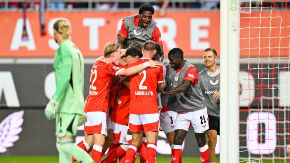 Die FCK-Spieler bejubeln das goldene Tor von Marlon Ritter. - © Uwe Anspach/dpa