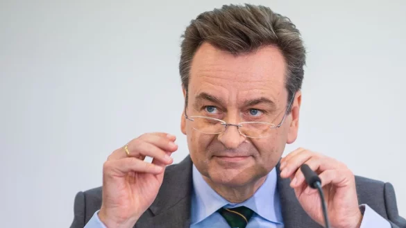 Munich Re-Chef Joachim Wenning peilt in Krisenzeiten immer neue Rekordergebnisse an. - © Lino Mirgeler/dpa