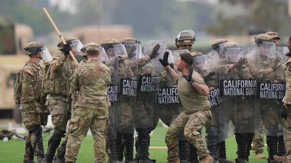 Das Pentagon plant, die Hälfte der Nationalgarde-Soldaten in Los Angeles abzuziehen. - © Jae C. Hong/AP/dpa