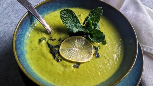 Schön grün: In diese pürierte Erbsensuppe kommen als reizvoller Kontrast frische Minze und Kokosmilch. - © Doreen Hassek/hauptstadtkueche.blogspot.com/dpa-tmn