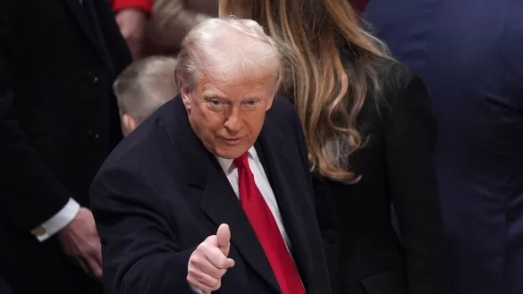 Trump hat an seinem ersten Tag im Amt eine Welle an Entscheidungen verfügt. - © Evan Vucci/AP/dpa