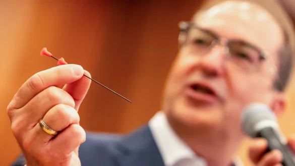 Dobrindt warnt vor der Gefahr der Waffe. - © Michael Kappeler/dpa