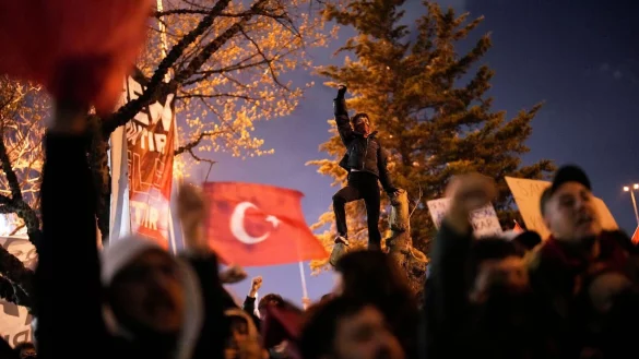 Seit der Festnahme Imamoglus formiert sich der Protest. - © Emrah Gurel/AP/dpa