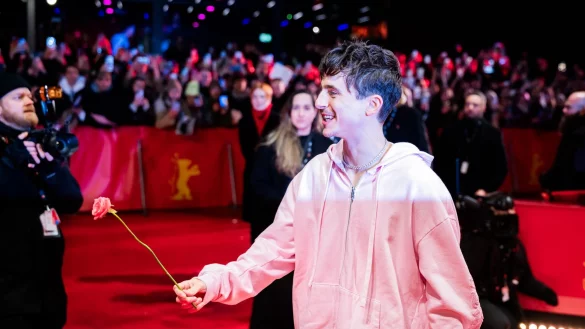 Chalamet kam am Valentinstag - und bekam ein passendes Geschenk. - © Christoph Soeder/dpa