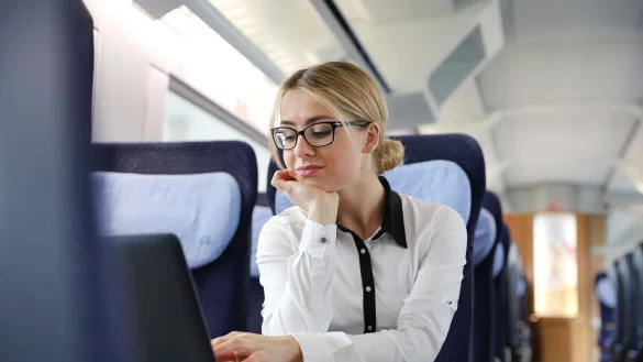 Ist die Anfahrt nun Arbeitszeit oder Freizeit? Bei Dienstreisen gibt es darüber oft Unklarheit. - © Mascha Brichta/dpa-tmn