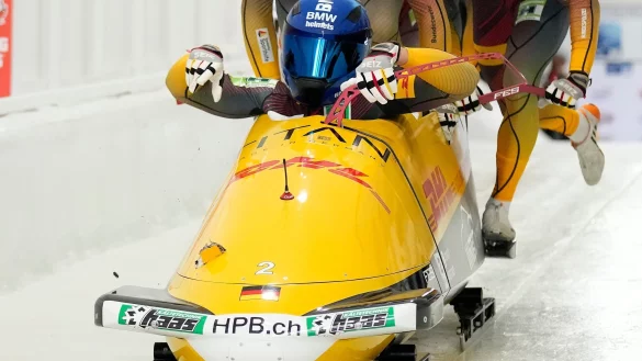 Johannes Lochner beim Start, links im Bob ist das Loch zu sehen. - &copy; Seth Wenig/AP/dpa