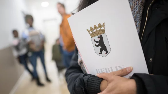 In Berlin gibt es seit Anfang 2024 eine zentrale Einb&uuml;rgerungsstelle im Landesamt f&uuml;r Einwanderung. (Archivfoto) - &copy; Sebastian Gollnow/dpa