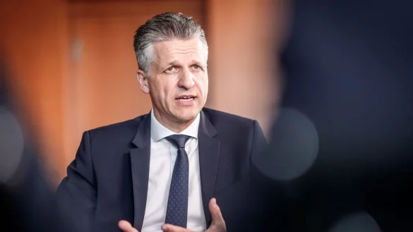 Wie k&ouml;nnen die Milliardenl&ouml;cher im Haushalt gestopft werden? Kanzleramtsminister Thorsten Frei (CDU) meint: Nicht mit Steuererh&ouml;hungen. (Archivbild) - &copy; Michael Kappeler/dpa