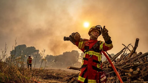 Die Feuerwehr kämpft in Südfrankreich weiter gegen die Flammen. - © Uncredited/Securite Civile/AP/dpa