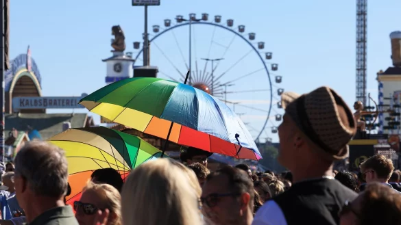 Hochsommerliche Temperaturen auf der Wiesn - da gew&auml;hrten Schirme zumindest ein wenig Schatten. - &copy; Karl-Josef Hildenbrand/dpa