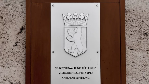 Die Gerichtsvollzieher des Landes Berlin sollen stich- und schusssichere Schutzwesten erhalten. (Symbolbild) - &copy; Jens Kalaene/dpa-Zentralbild/ZB