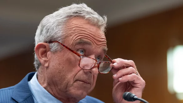 Legt sich gern mit der Wissenschaft an: US-Gesundheitsminister Robert F. Kennedy. - &copy; Manuel Balce Ceneta/AP/dpa