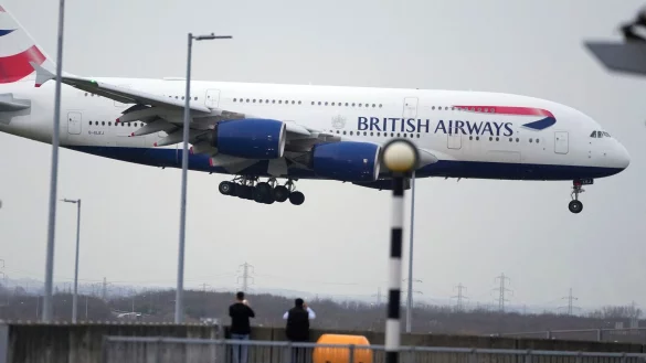 Der Flugverkehr &uuml;ber London wurde massiv beeintr&auml;chtigt. (Symbolbild) - &copy; Kin Cheung/AP/dpa